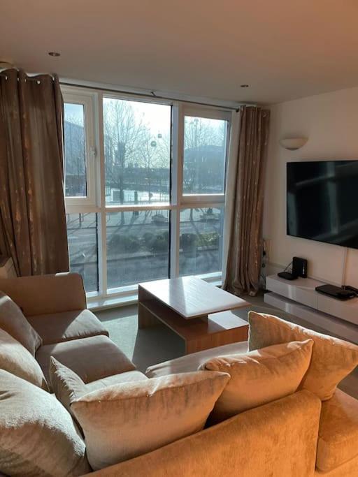 1 Bedroom Apartment Royal Docks Лондон Экстерьер фото